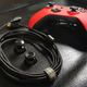 El cable de carga y los recambios de stick de diferente altura.